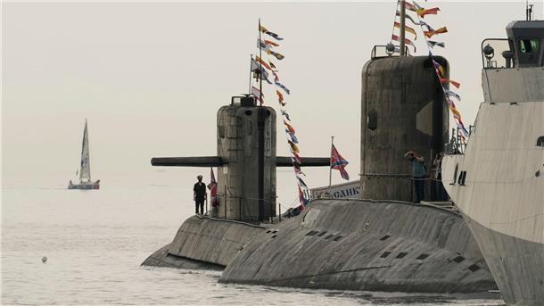 Russische U-Boote und Kriegsschiffe an der St. Petersburger Marinestation.