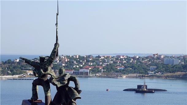Kiew deutet Verhandlungen über Krim an Russland annektierte die ukrainische Halbinsel Krim bereits im Jahr 2014 - im Bild zu sehen die Hafenstadt Sewastopol hinter dem sowjetischen Denkmal „Soldat und Seemann“.