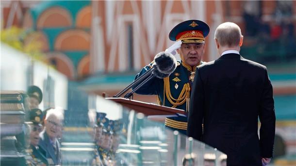Russland wappnet sich für einen langen Krieg. Verteidigungsminister Sergej Schoigu (l) treibt die Rüstungsindustrie immer wieder an (Archivbild).