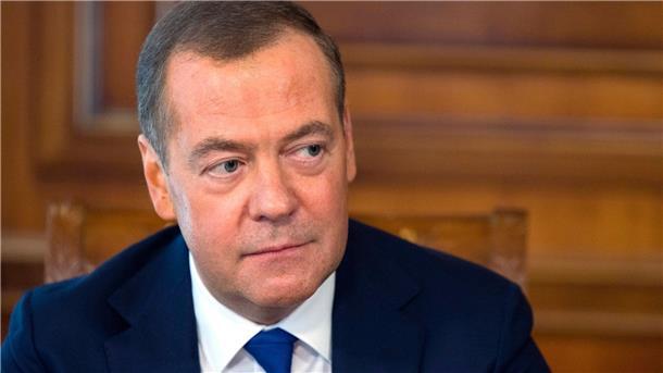 Russlands Ex-Präsident Dmitri Medwedew will 1500 Panzer bauen.