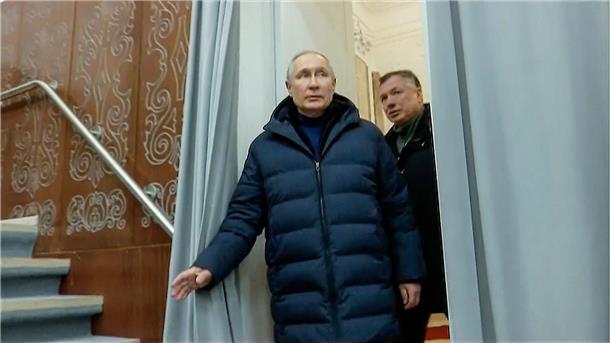 Kreml: Putin besuchte ukrainische Hafenstadt Mariupol Russlands Präsident Wladimir Putin in Begleitung des stellvertretenden Ministerpräsidenten Marat Khusnullin.