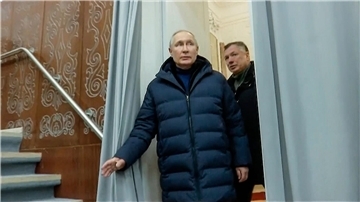 Russlands Präsident Wladimir Putin in Begleitung des stellvertretenden Ministerpräsidenten Marat Khusnullin.