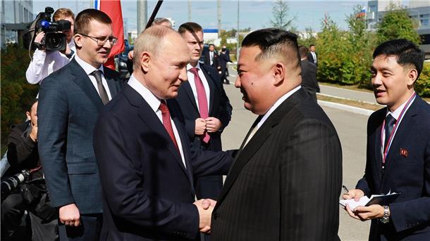 Russlands Präsident Wladimir Putin (l), begrüßt Nordkoreas Machthaber Kim Jong Un am Weltraumbahnhof Wostotschny.