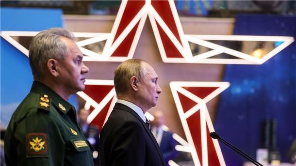 Russlands Präsident Wladimir Putin und Verteidigungsminister Sergej Schoigu (l) besuchen eine Militärausstellung in Moskau (Archivbild).
