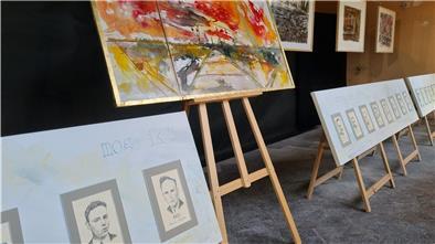 Ruurd van Schuijlenburg würdigt in eindrucksvollen Bleistiftporträts alle aus Putten nach Sandbostel deportierten Männer. Ben Middelkamp zeigt in expressionistischen Aquarellen die Orte des Geschehens, vom Anschlag bis zum Stalag X B Sandbostel.