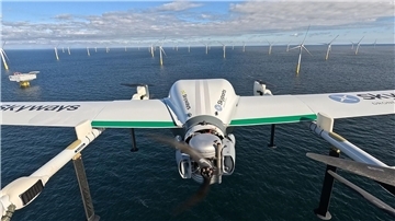 RWE hat autonom fliegende Drohnen getestet, die Material zu Windrädern auf See bringen können.
