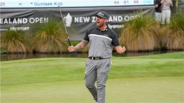 Ryan Peake jubelt über seinen Sieg bei der New Zealand Open.