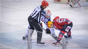 Ryan Stoa (links) ist einer der „harten Hunde“ bei Nürnberg. Hier steht er mit Alex Friesen von den Fischtown Pinguins beim Bully.