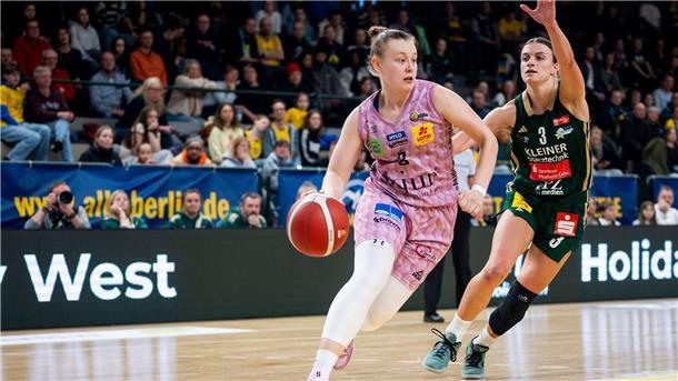 Saarlouis Roosa Lehtoranta (l.) auf zieht gegen Kelterns Alexandra Wilke zum Korb