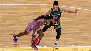 Saarlouis überragende Spielmacherin Martha Burse (l.) im Duell mit Kelterns Rachel Arthur