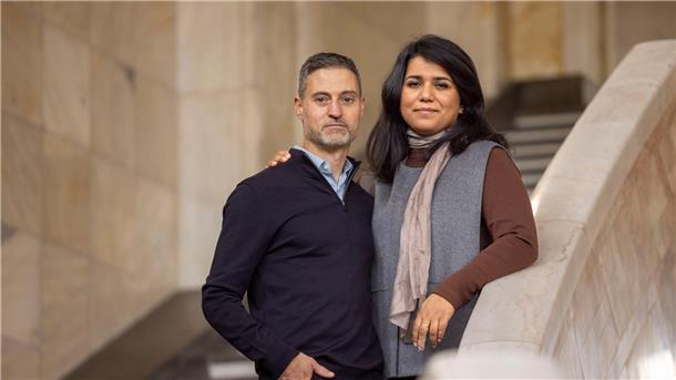 „Gräben tiefer denn je“ - Deutschland nach dem Gaza-Krieg Saba-Nur Cheema und Meron Mendel sind ein außergewöhnliches Ehepaar: Sie, eine Politologin und Expertin für Antisemitismus und Islamfeindlichkeit, ist Muslimin mit pakistanischen Wurzeln. Er, Professor und Direktor der Bildungsstätte Anne Frank in Frankfurt am Main, ist ein in Tel Aviv geborener Jude.