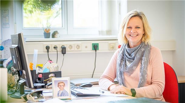 Sabine Brendel sitzt an ihrem Schreibtisch.
