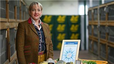 Sabine Eggerking, beste Kanichenzüchterin, zeigt ihre Auszeichnungen der Bundesvergleich Show.
