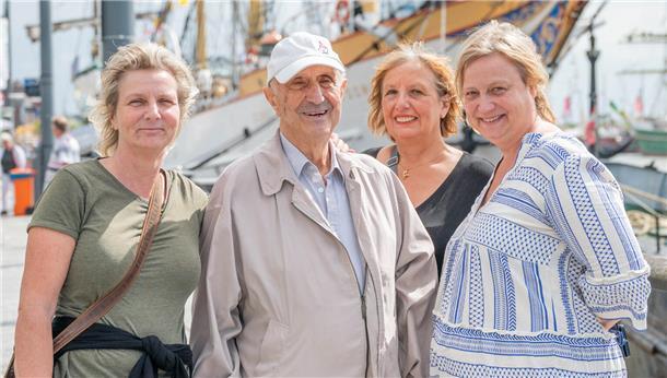 Ein Hoch auf euch! Das sind die Besucher der Maritimen Tage in Bremerhaven (Fotos) Sabine, Jan, Anke und Petra aus Bremen mussten gar nicht weit fahren um Schiffe und Maritimes zu genießen.