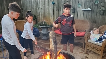 Sabine Mitchells Enkelkinder verbrachten viel Zeit am Lagerfeuer.