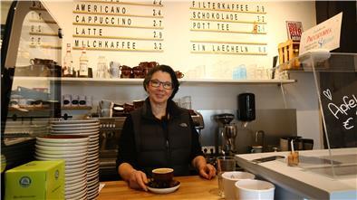 Sabine Ruppel betreibt das Café Glück im Kastanienhof in Mitteldeich in Butjadingen. 