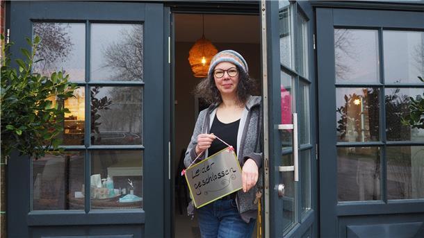 Kein „Glück“ mehr am Mitteldeich Frau steht in einer Tür mit einem Schild in der Hanbfdn