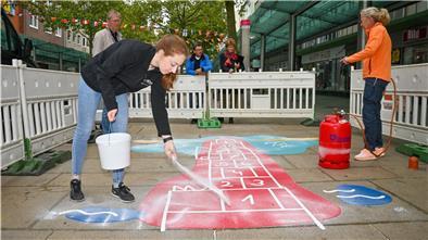 Sabine Schnupp (rechts) und ihre Tochter Sina Schnupp von der Firma Monta Systems installieren eine Hüpfstrecke in der Fußgängerzone.