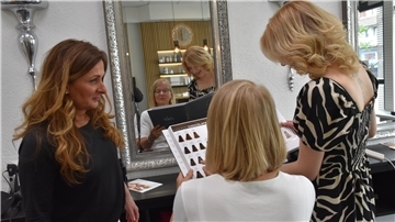 Zwei Frauen im Frisiersalon