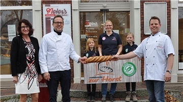Sabine und Gunnar Meier (links) haben ihren Betrieb an Torben zur Horst übergeben. 