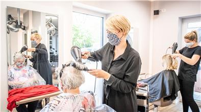 Sabrina Steinmetz, Inhaberin des Friseurgeschäftes „Haarwerk“ in Langen, darf wieder Haare schneiden - aber nur mit Mundschutz!