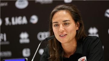 Sabrina Wittmann, Cheftrainerin des FC Ingolstadt, kann gut mit dem Hype um ihre Person umgehen.