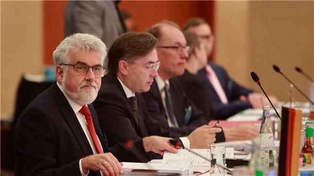 Sachsen-Anhalts Energieminister Armin Willingmann (l) leitet die Energieministerkonferenz 2023 in Wernigerode.