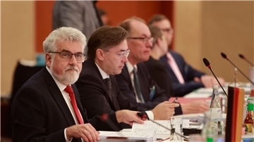 Sachsen-Anhalts Energieminister Armin Willingmann (l) leitet die Energieministerkonferenz 2023 in Wernigerode.
