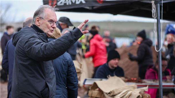 „Geh lieber arbeiten“: Haseloff in der Kritik Sachsen-Anhalts Ministerpräsident Reiner Haseloff (CDU) ist bei einem Besuch im Hochwassergebiet unfreundlich empfangen worden.