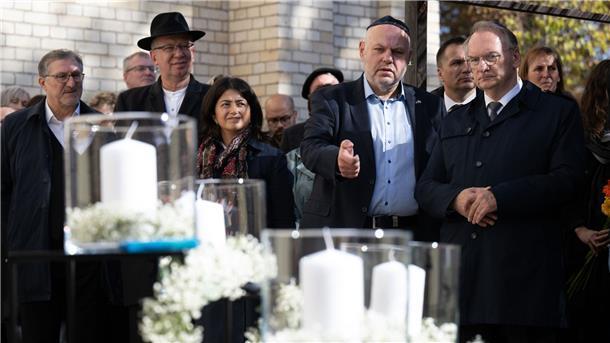 Drei Jahre nach Anschlag auf Synagoge: Gedenken in Halle Sachsen-Anhalts Ministerpräsident Reiner Haseloff (r) und der Vorsitzende der Jüdischen Gemeinde Halle, Max Privorozki, nehmen an der Gedenkveranstaltung in Halle teil.