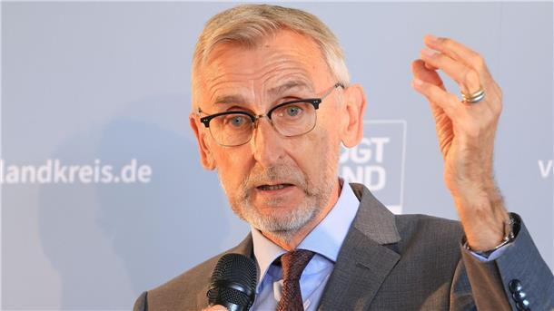 Mehr Ukraine-Flüchtlinge in Deutschland - neue Reiseregelung Sachsens Innenminister, Armin Schuster (CSU), sagt, die Umstellung auf Asylbewerberleistungen für neu angekommene ukrainische Flüchtlinge müsse jetzt schnell kommen. (Archivfoto)