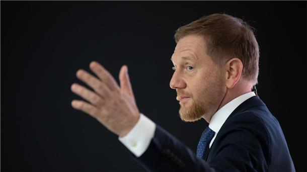 Gegenwind für Merz aus der SPD nach „Stadtbild“-Bemerkung Sachsens Ministerpräsident Michael Kretschmer stellt sich an die Seite seines CDU-Parteikollegen Merz. (Archivbild)