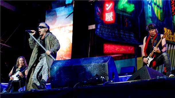 Sänger Bruce Dickinson (2.vl) der britischen Heavy-Metal-Band Iron Maiden performt auf der „Harder“-Stage.