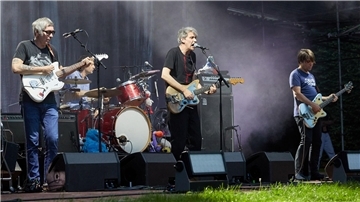 Sänger Dirk von Lowtzow (M) steht mit seiner Rockband Tocotronic auf der Freilichtbühne im Stadtpark. Außerdem gehören noch Bassist Jan Müller (rechts), Gitarrist Rick McPhail (links) und Schlagzeuger Arne Zank (hinten) zur Band.