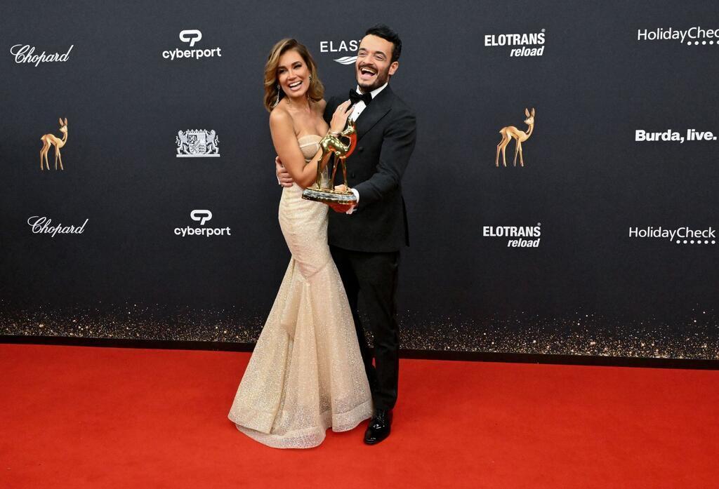 Sänger Giovanni Zarrella (r) und seine Frau Jana Ina Zarrella jubeln mit dem Bambi in der Kategorie „Entertainment“.