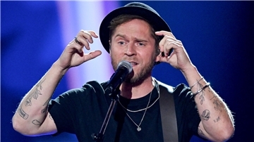 Mann sing am Mikrofon
