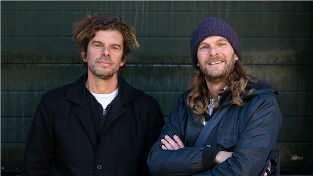 Sportfreunde Stiller kritisieren Fußball-WM in Katar Sänger und Gitarrist Peter Brugger (r) und Bassist Rüdiger „Rüde“ Linhof halten gar nichts von der WM in Katar.