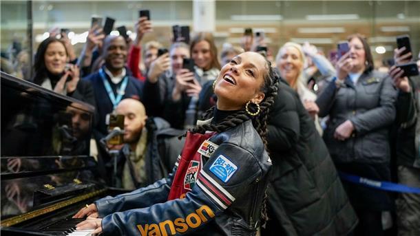 Sängerin Alicia Keys bei ihrem Überraschungsauftritt im Bahnhof Kings Cross.
