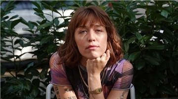 Sängerin Antje Schomaker bringt ihr zweites Album mit dem Titel „Snacks“ auf den Markt.
