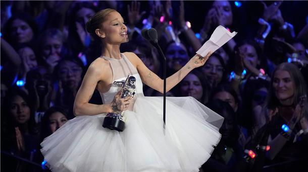 Stars feiern Auszeichnungen, manche per Video Sängerin Ariana Grande nahm bei den MTV Video Music Awards drei Preise entgegen.