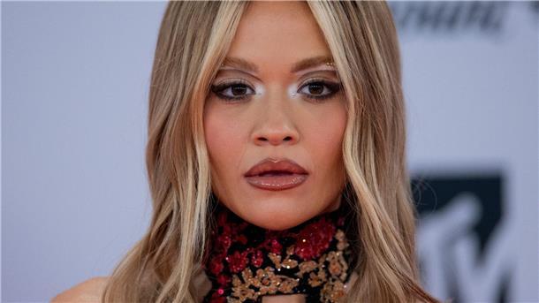 Rita Ora schwenkt bei Konzert Fahne - aber die falsche Sängerin Rita ist ein Missgeschick auf der Bühne in Ungarn passiert.