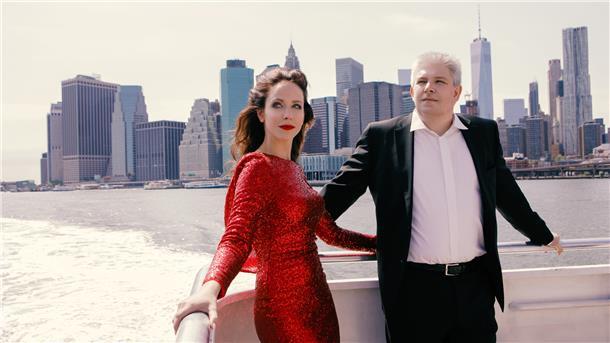 Sängerin Sara Dähn und Thomas Blaeschke, Pianist und Entertainer, wollen ein Stück der großen weiten Welt in die Kreisstadt bringen. Das Konzert mit Band findet am 8. Oktober in der Großsporthalle statt.