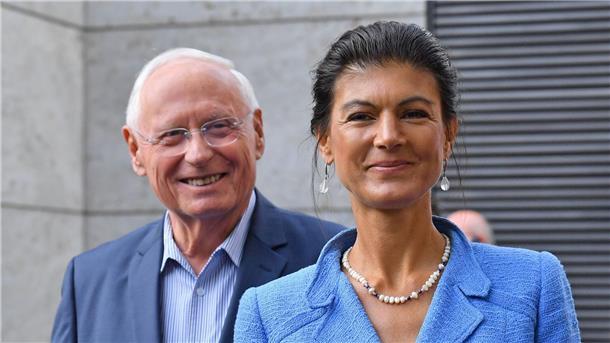 Liebe mit Zugeständnissen: Liaisons im Polit-Betrieb Sahra Wagenknecht, damals nordrhein-westfälische Spitzenkandidatin der Linken für den Bundestag, und ihr Ehemann und Politiker Oskar Lafontaine: Ihre Beziehung wird 2011 öffentlich gemacht.