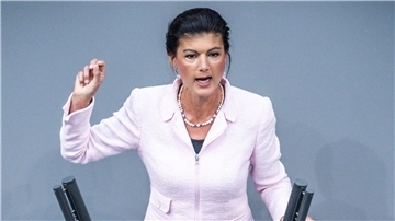 Sahra Wagenknecht (Die Linke) spricht im Bundestag.