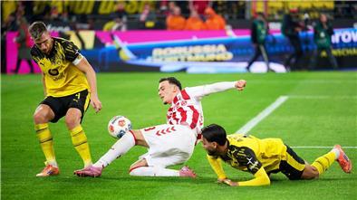 Horrorverletzung überschattet späten BVB-Sieg gegen Köln Said El Mala (M) stellte die BVB-Defensive immer wieder vor Probleme.
