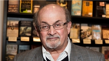 Salman Rushdie 2017 in London. Der Autor leidet immer noch unter den Folgen des Attentats.