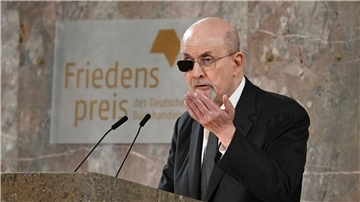 Salman Rushdie bei seiner Dankesrede nach der Auszeichnung mit dem Friedenspreis des Deutschen Buchhandels.