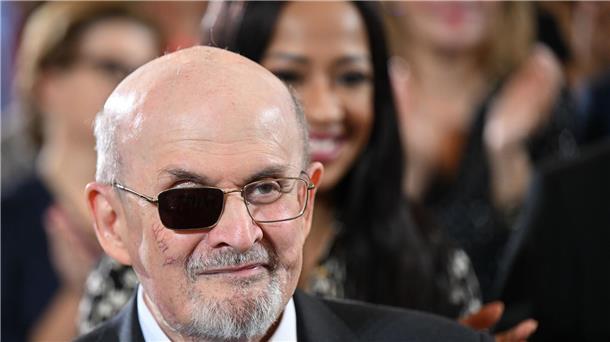 Salman Rushdie zu Beginn der Verleihung des Friedenspreis des Deutschen Buchhandels in der Paulskirche vor seiner Ehefrau Rachel Eliza Griffiths.
