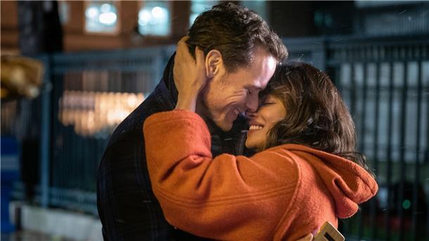 Sam Heughan als Rob Burns und Priyanka Chopra Jonas als Mira Ray in einer Szene des Films „Love Again“.