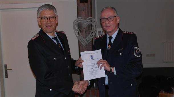 Warum 18 Freiwillige Feuerwehren einen neuen Chef haben Samtgemeindebürgermeister Gerhard Kahrs (rechts) gratuliert dem neuen Ehrenortsbrandmeister Eckhard Thal.